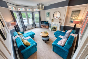 Beautiful 2 Bedroom Apartment - Sleeps 9 Free Parking